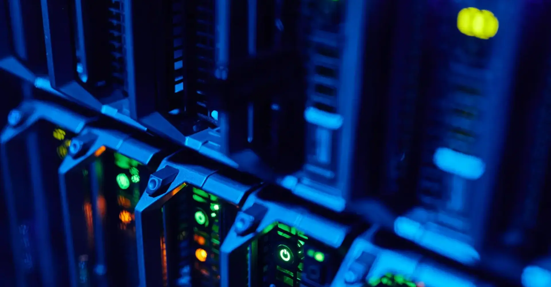 Imagem de servidores de alto desempenho em um data center, simbolizando o uso de HPC para projetos de IA.